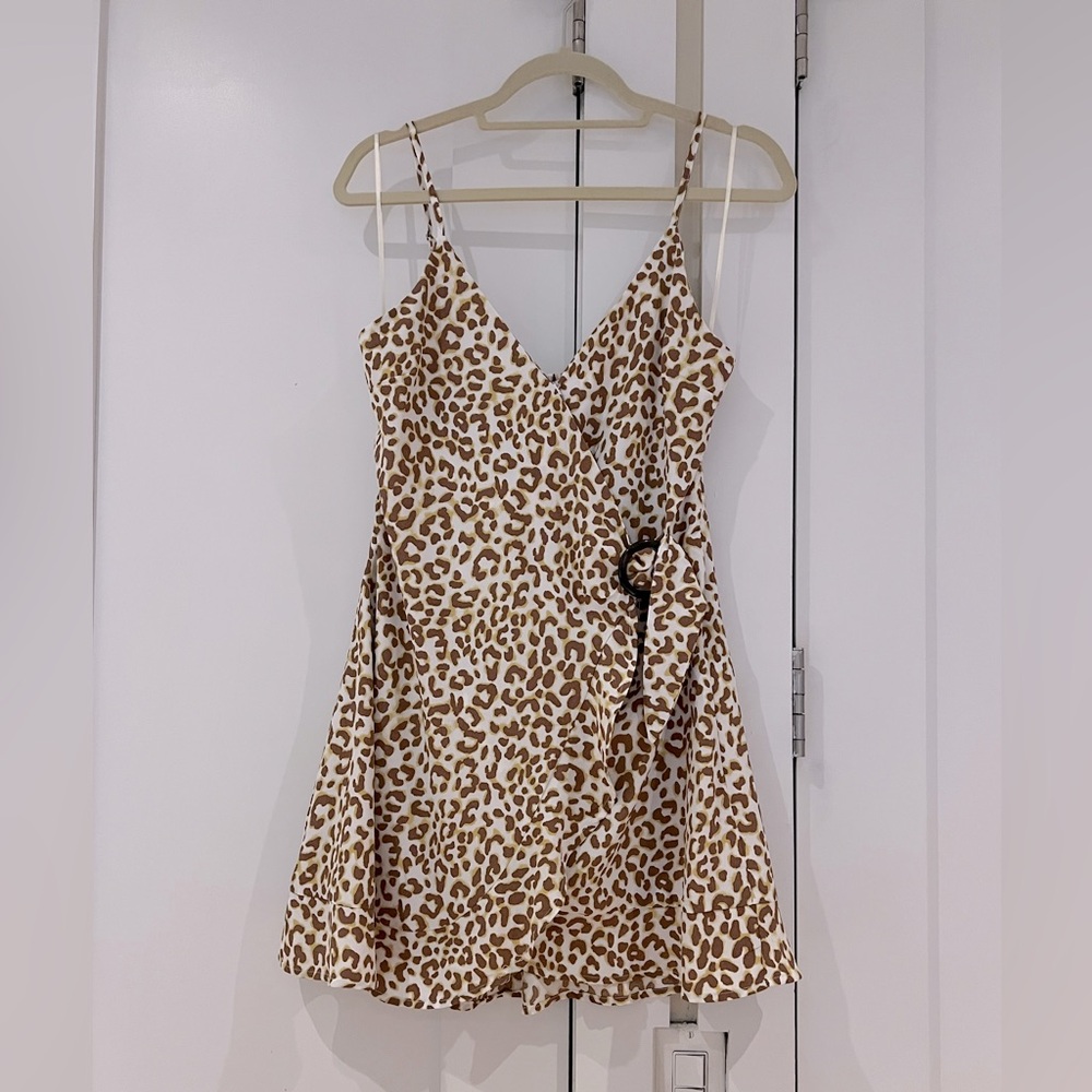 ☀️Leopard print wrap dress NWT